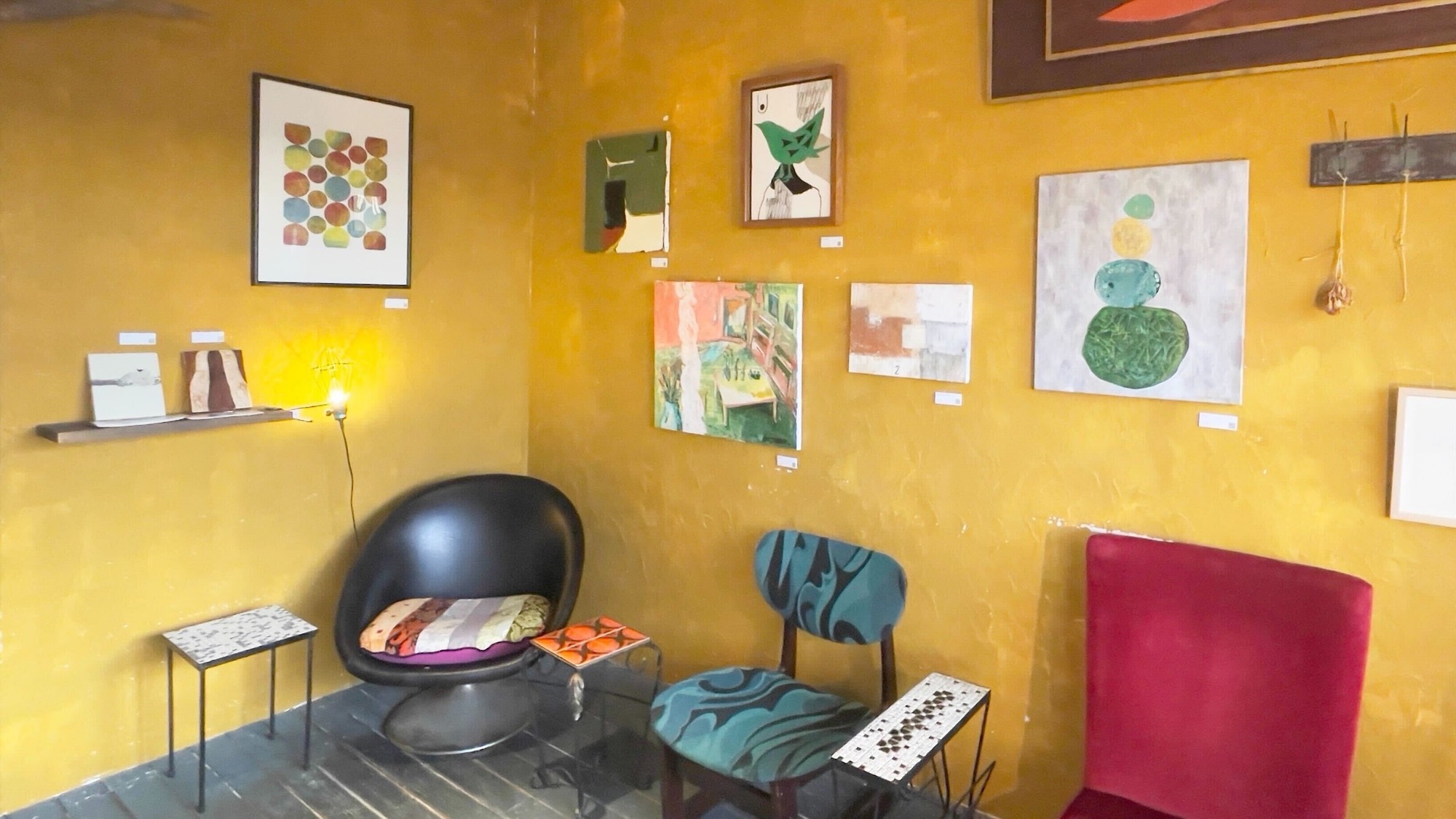 Exhibitions in cafés and hotels